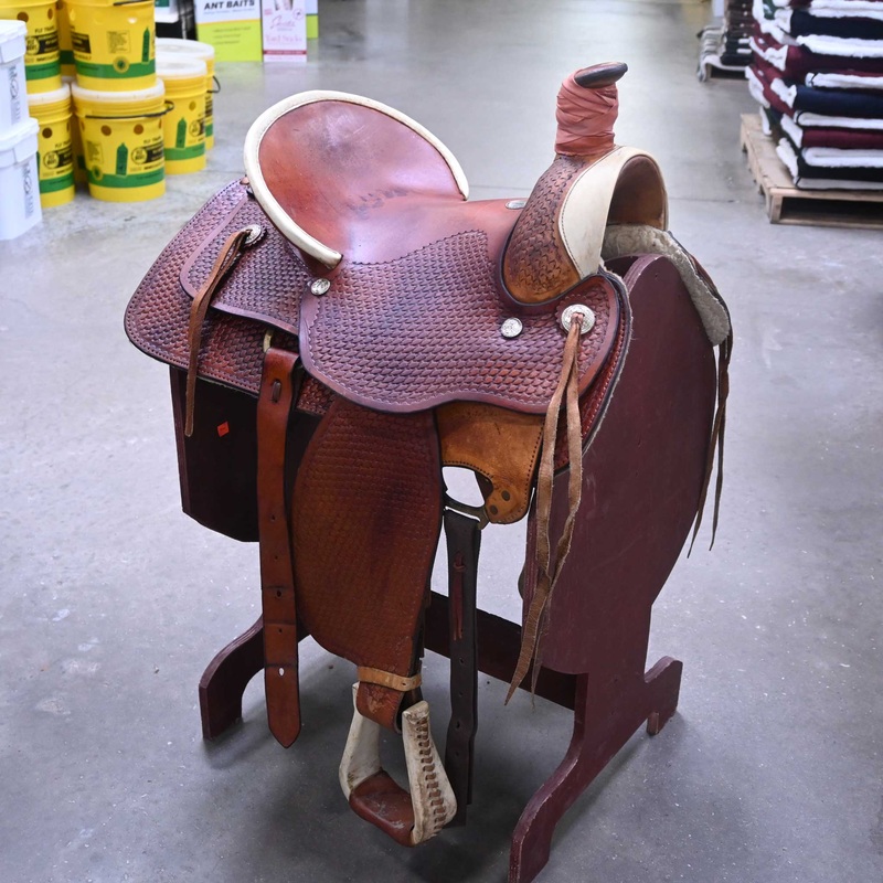 15.5 USED DOUBLE T TEAM ROPING SADDLE